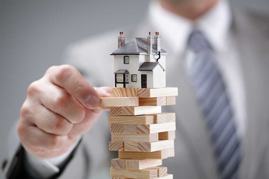 Hình ảnh minh họa các rủi ro đầu tư bất động sản như rủi ro thị trường, pháp lý và tài chính.