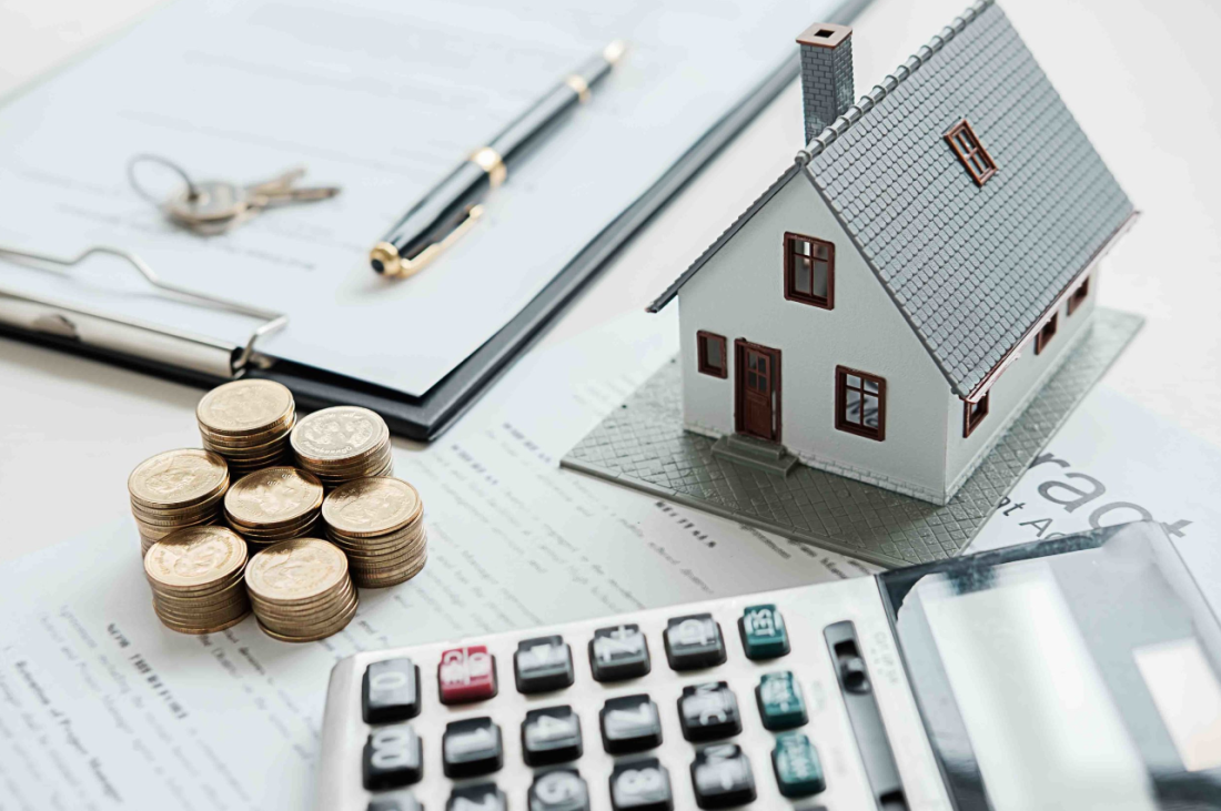 Bàn tay nâng đỡ mô hình nhà, thể hiện cơ hội đầu tư từ tác động của Luật Đất đai 2024 đến bất động sản Gia Lâm.