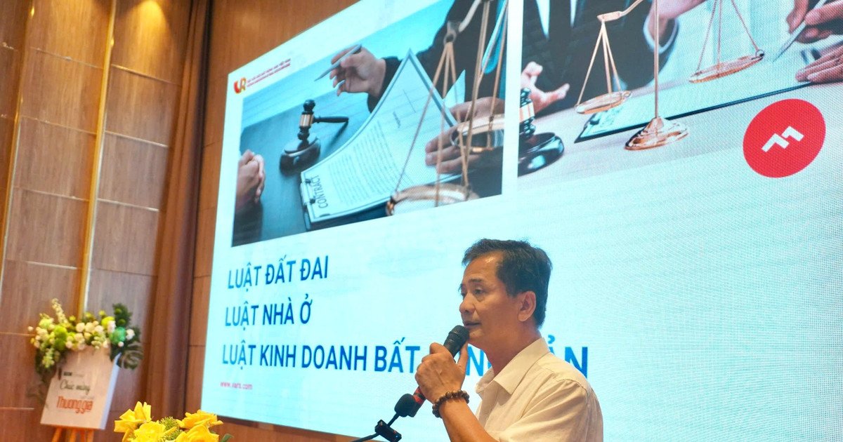 Hình ảnh chiếc chìa khóa mở ra cánh cửa đầu tư bất động sản, biểu tượng cho cơ hội từ những thay đổi trong Luật Đất đai 2024.