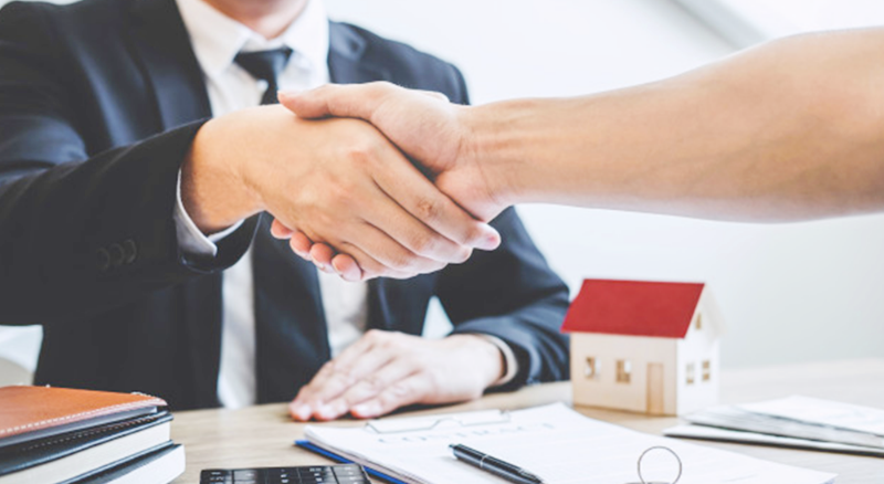 Mô hình nhà và tiền xu, thể hiện việc lập kế hoạch vay mua nhà trả góp hiệu quả.