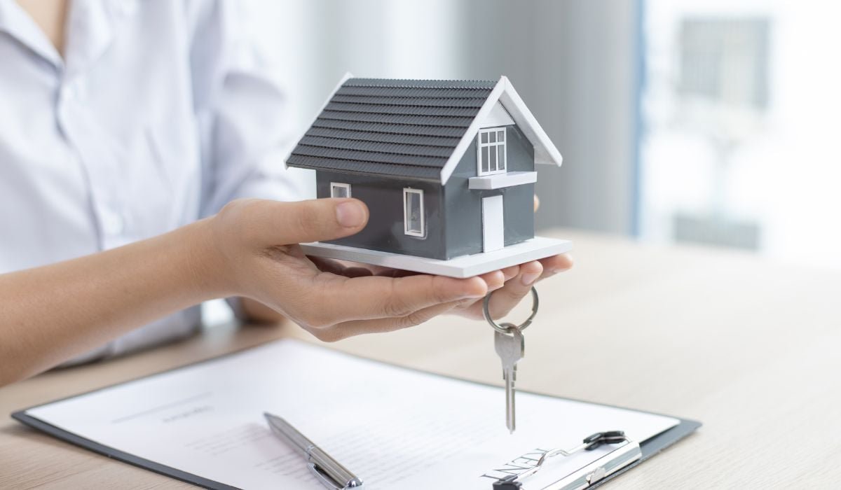 Cẩm nang đầu tư bất động sản cho người mới bắt đầu với các biểu tượng về tài chính, pháp lý và vị trí.