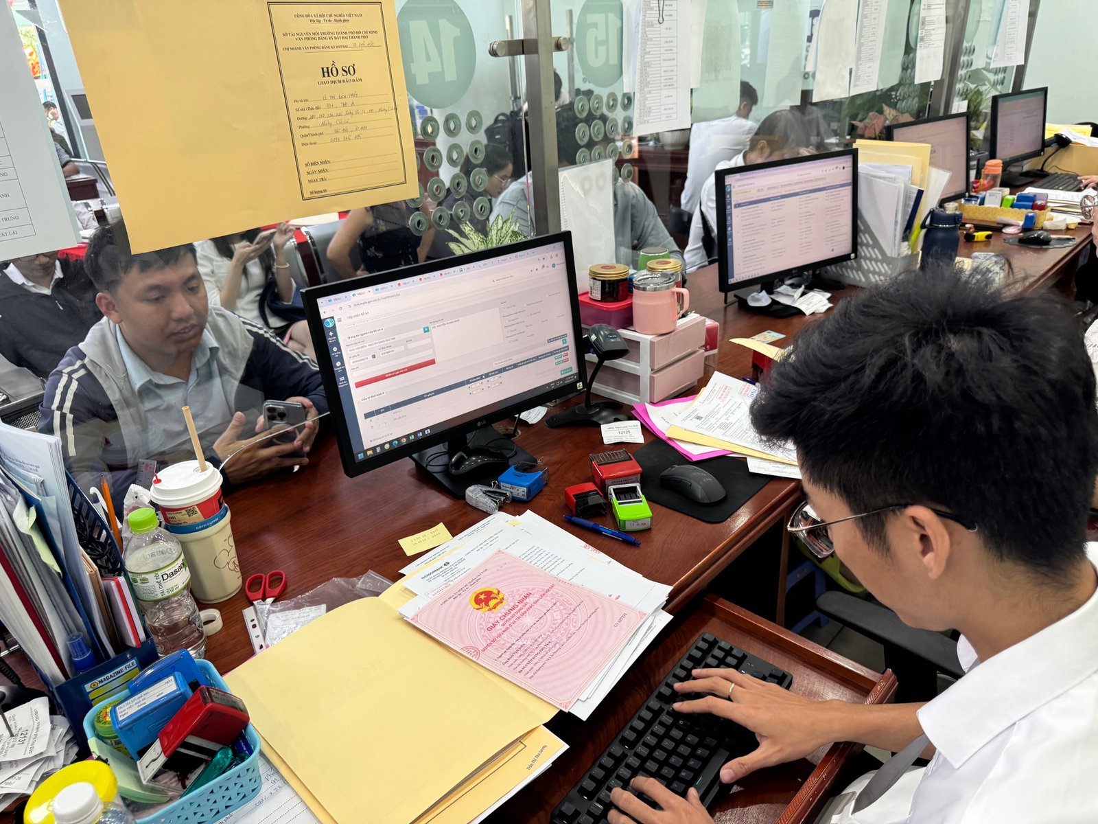 Người dân chuẩn bị hồ sơ xin miễn giảm tiền sử dụng đất tại Gia Lâm, Long Biên.