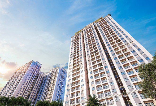 Kính lúp soi chiếu vào mô hình đô thị, thể hiện việc phân tích sâu thị trường bất động sản sau khi Luật Đất đai 2024 có hiệu lực.